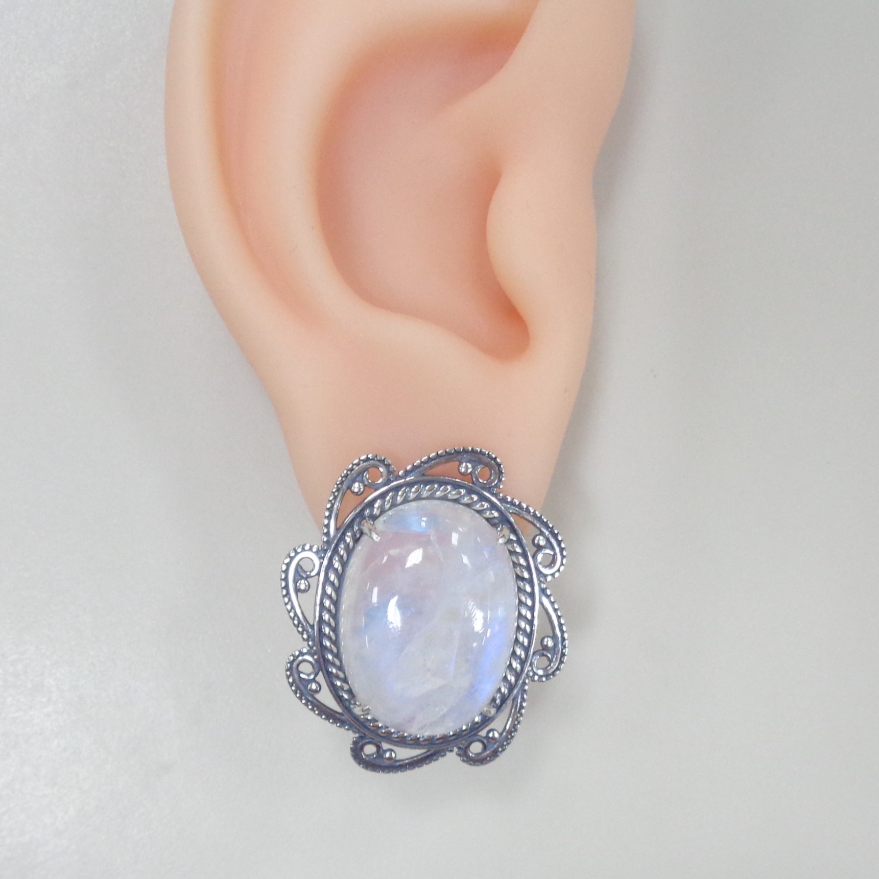 Серебряные серьги с лунными камнями